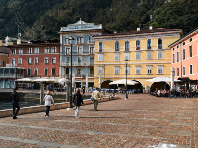 Riva del Garda – Blick zur Standseilbahn hinauf zur Bastione.