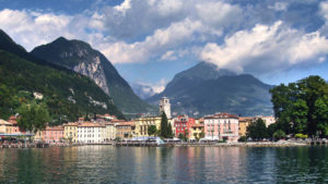Riva del Garda vom Lago aus gesehen.