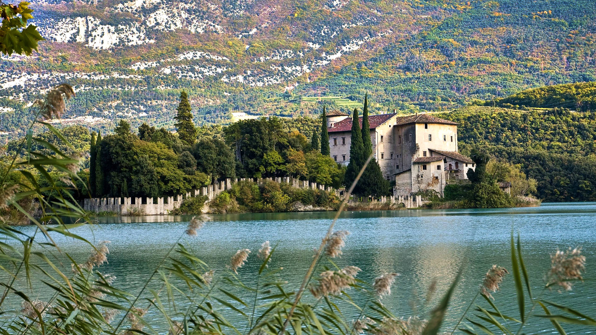 Castel Toblino am Lago di Toblino im Sarcatal.