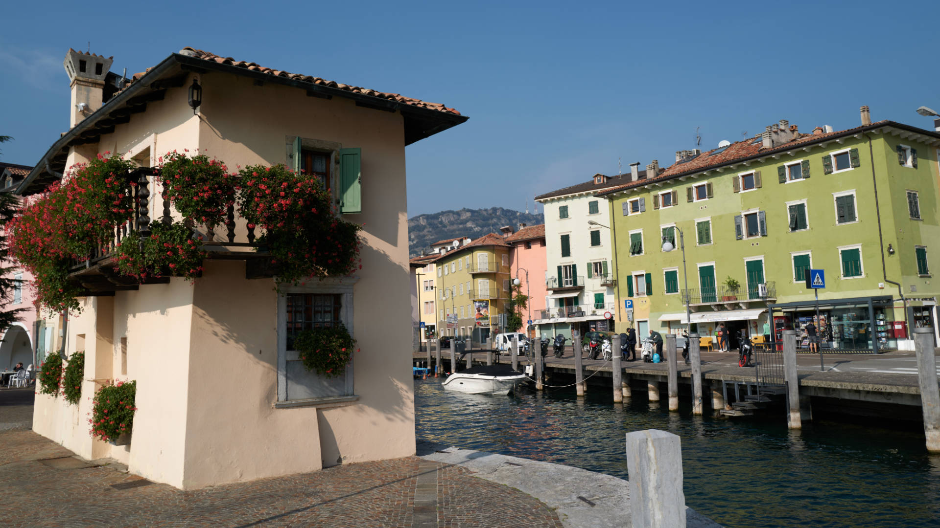 Historisches Hafenmeister und Zollhaus im Hafen von Torbole, Blick Richtung Goethe Haus.