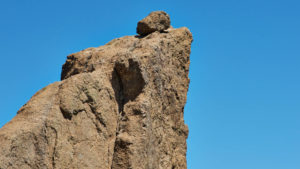 Der kleinere Roque Rana neben dem Roque Nublo. Ein Felsbrocken liegt bizarr auf seinem Gipfel.