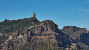 Der Felsturm des Roque Nublo (1.813 m) steht elegant auf einem Hochplateau.