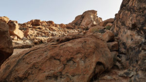 Hinauf zum Arco de las Peñitas auf Fuerteventura.