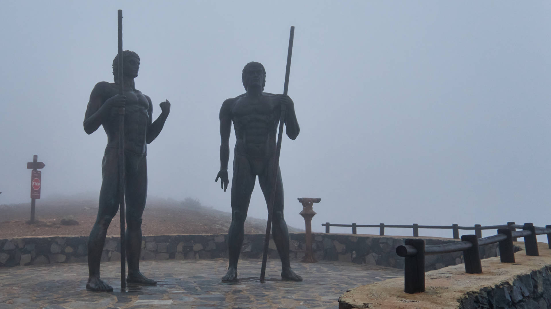 Majorero Stammesführer Ayoze und Guise am Morro Velosa im Morgennebel.