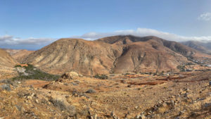 Der lange Höhenkamm über dem Barranco de las Peñitas – ganz links der Pico de la Aquililla (423 m).