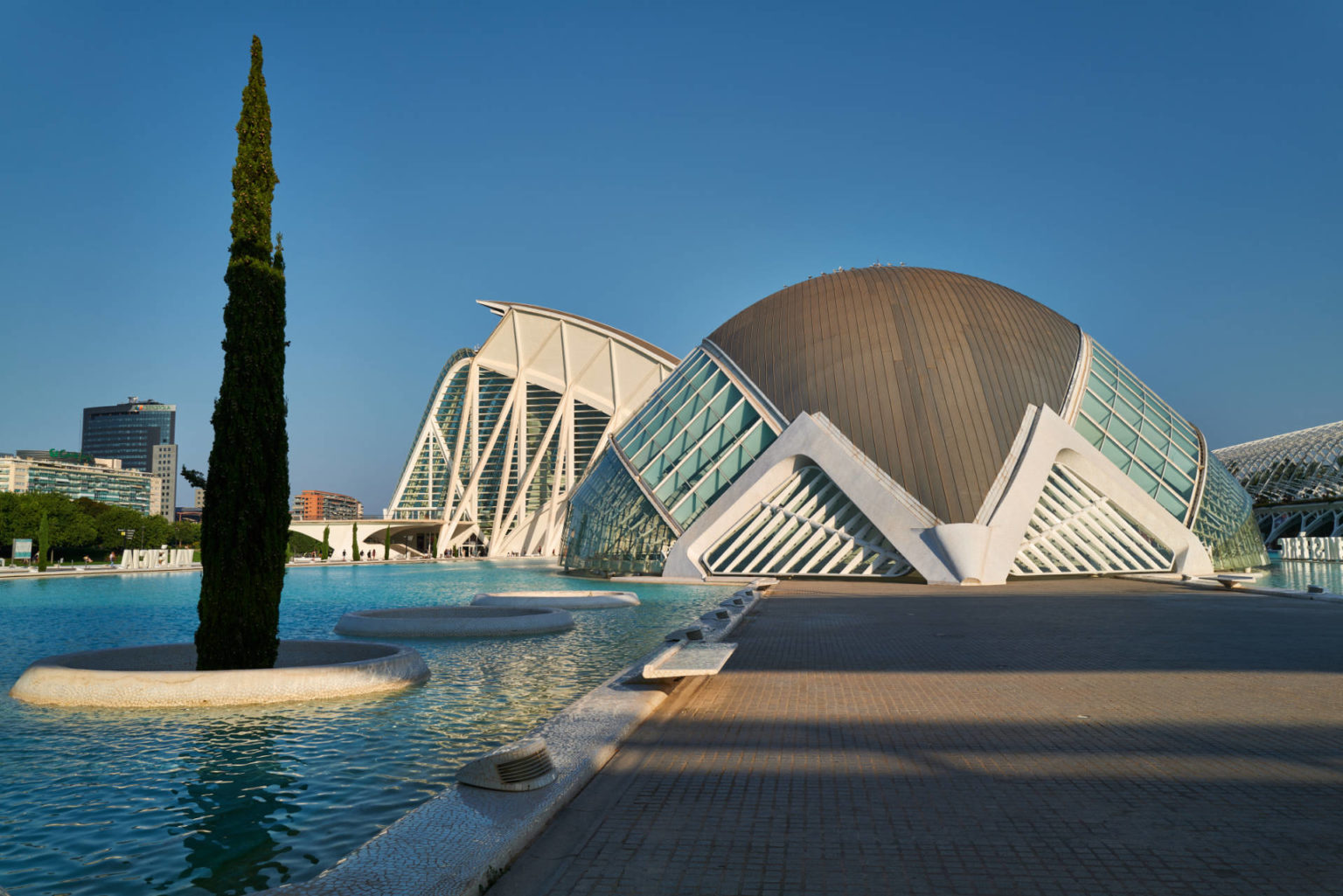 El Hemisférico Valencia – im Hintergrund das Museo de las Ciencias Príncipe Felipe im Abendlich.