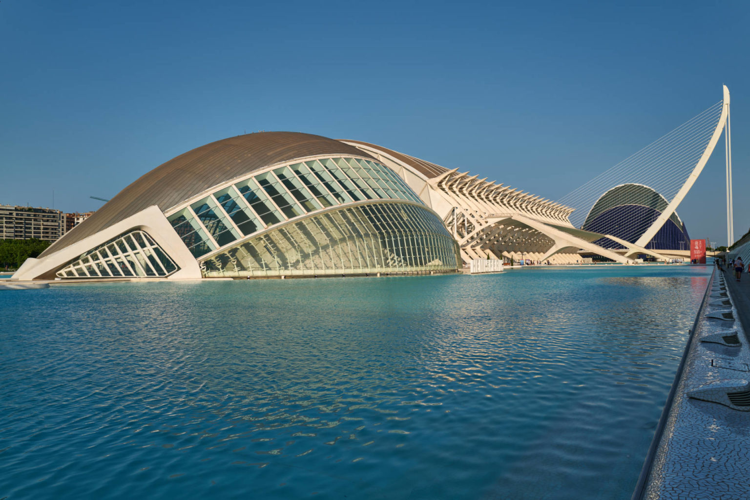 El Hemisférico Valencia – im Hintergrund das Museo de las Ciencias Príncipe Felipe, Pont de l'Assut de l'Or und El Ágora.