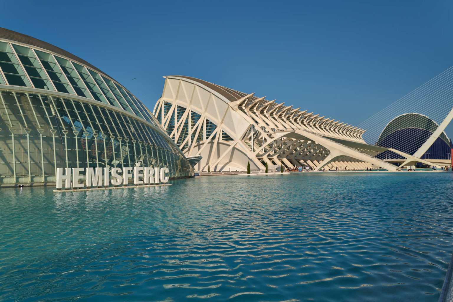 El Hemisférico Valencia – im Hintergrund das Museo de las Ciencias Príncipe Felipe, Pont de l'Assut de l'Or und El Ágora.