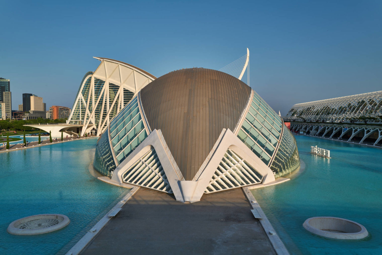 El Hemisférico Valencia – im Hintergrund das Museo de las Ciencias Príncipe Felipe, Pont de l'Assut de l'Or und rechts L’Umbracle.