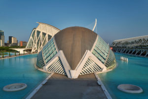 El Hemisférico Valencia – im Hintergrund das Museo de las Ciencias Príncipe Felipe, Pont de l'Assut de l'Or und rechts L’Umbracle.