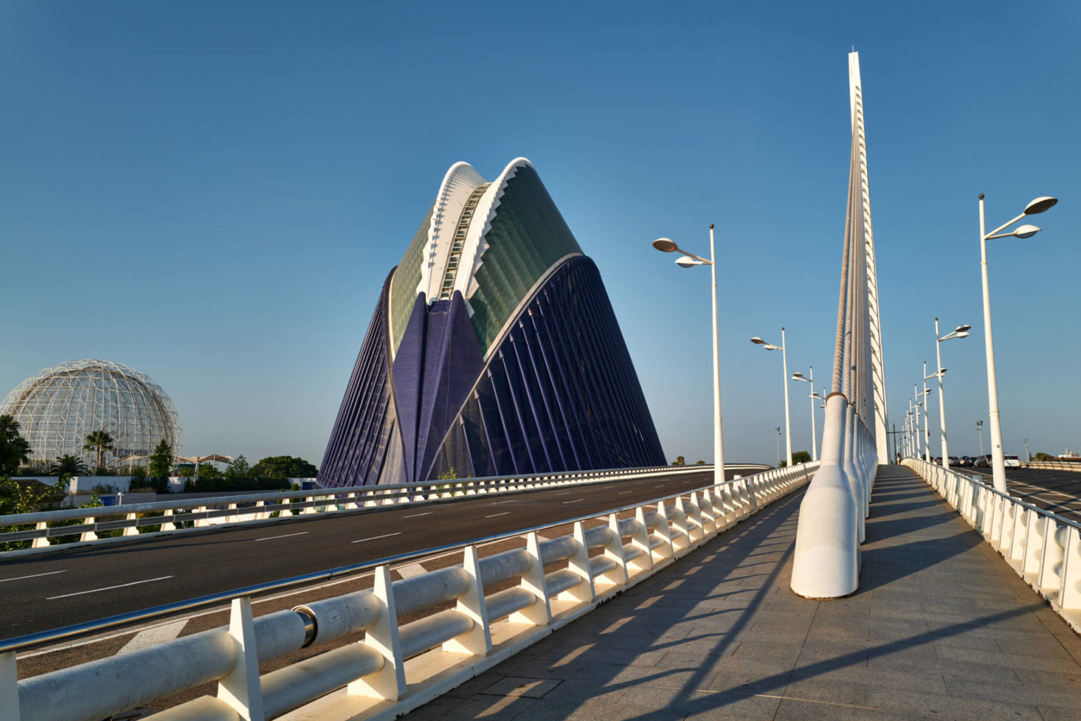 Pont de l'Assut de l'Or Valencia – zur Linken El Ágora und El Oceanográfico.