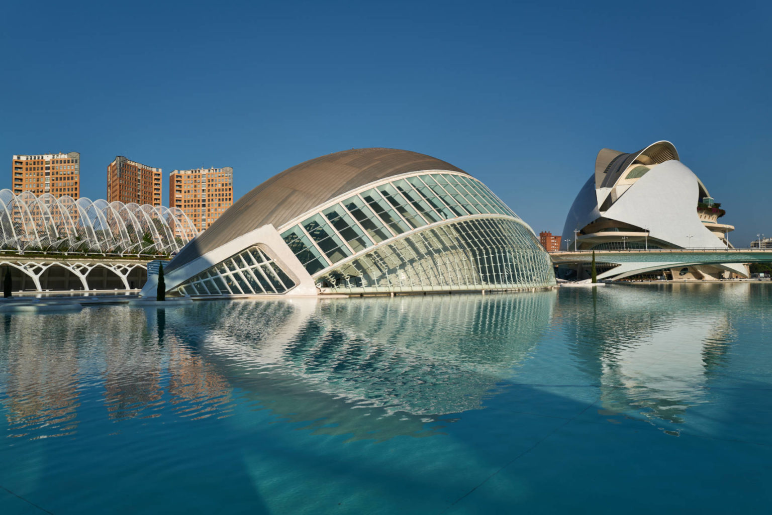 El Hemisférico Valencia – im Hintergrund Palau de les Arts Reina Sofía.