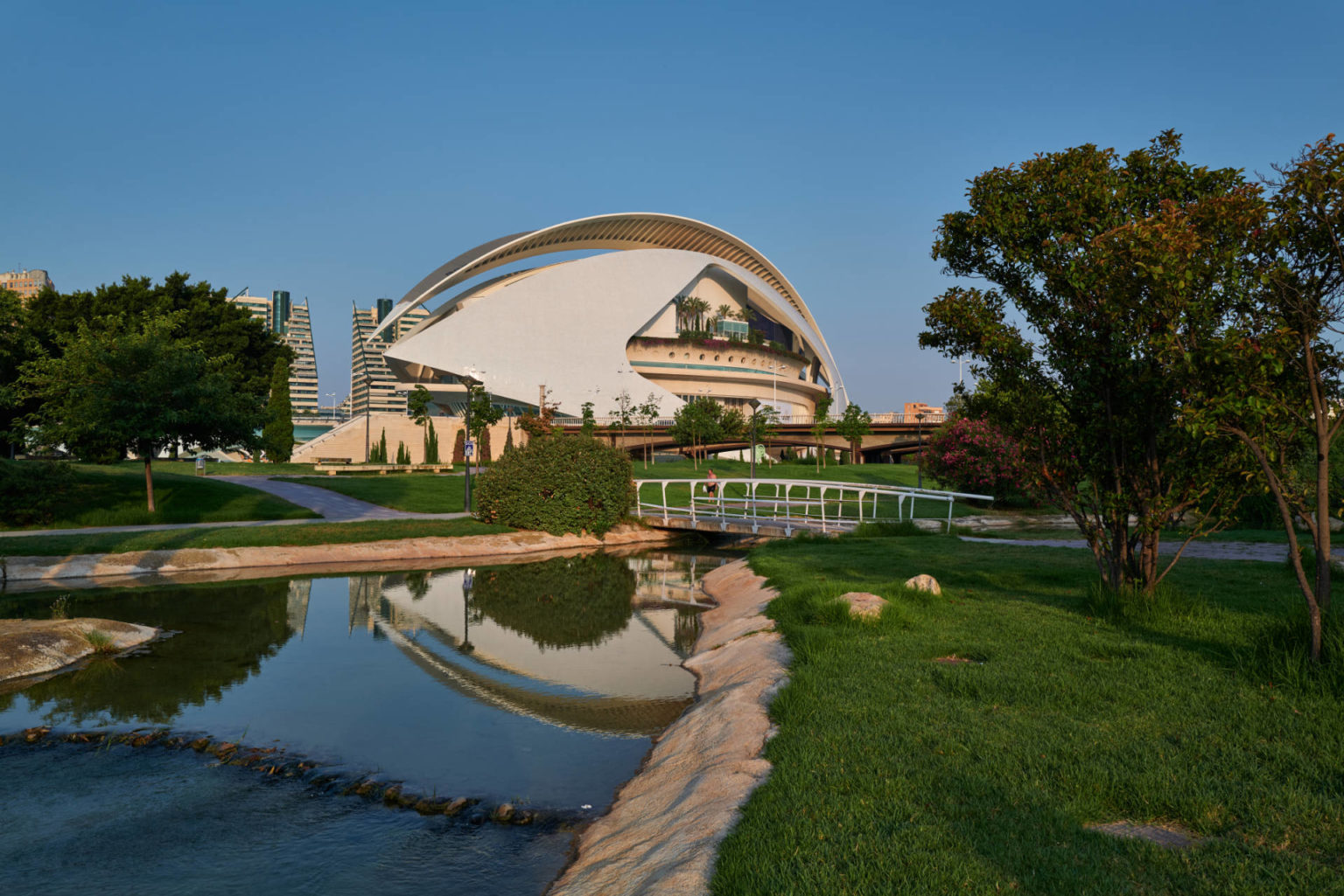 Die Ciudad de las Artes y las Ciencias Valencia eingebettet in einen kilometerlangen Park.