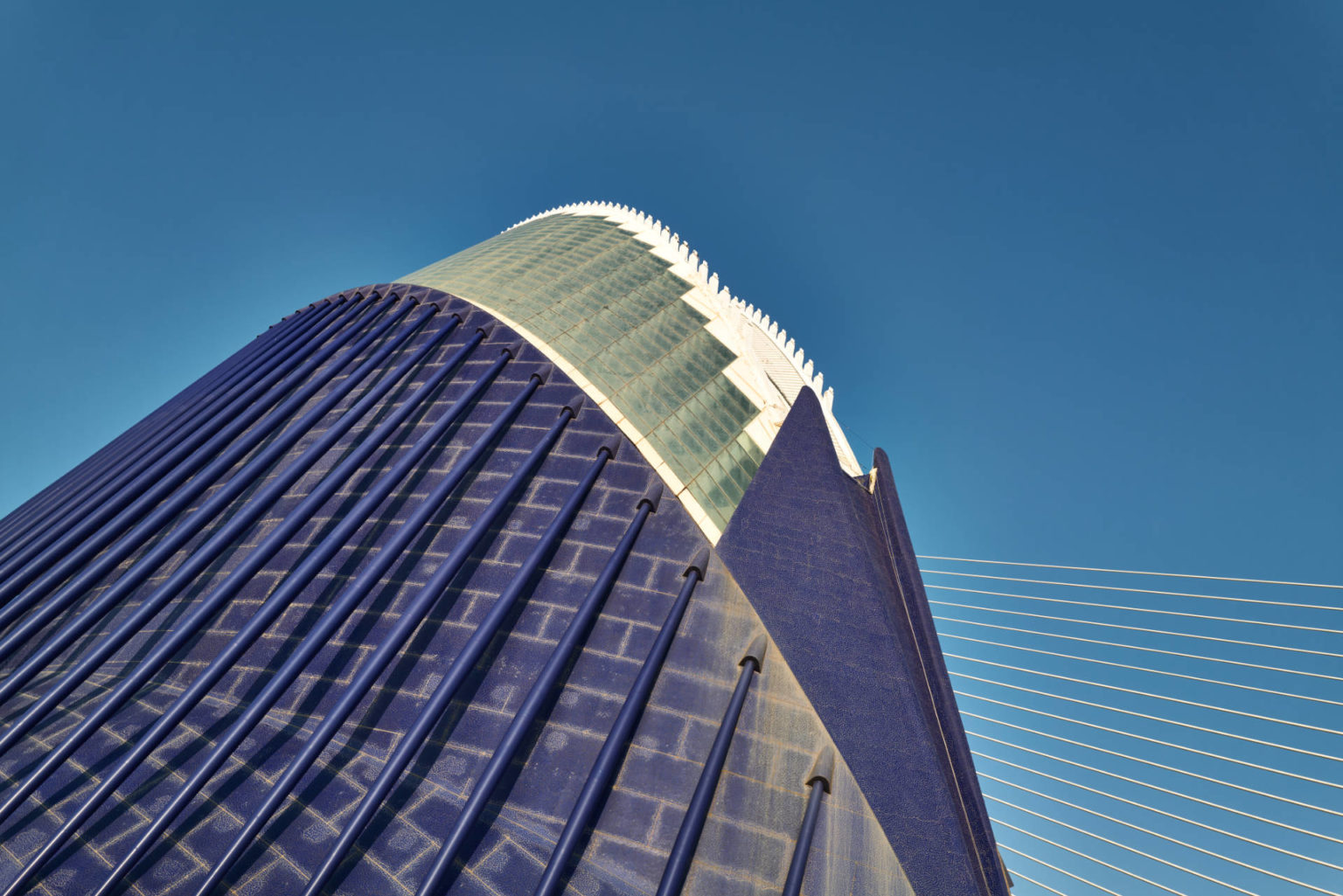 El Ágora Valencia mit den Spannseilen der Pont de l'Assut de l'Or.