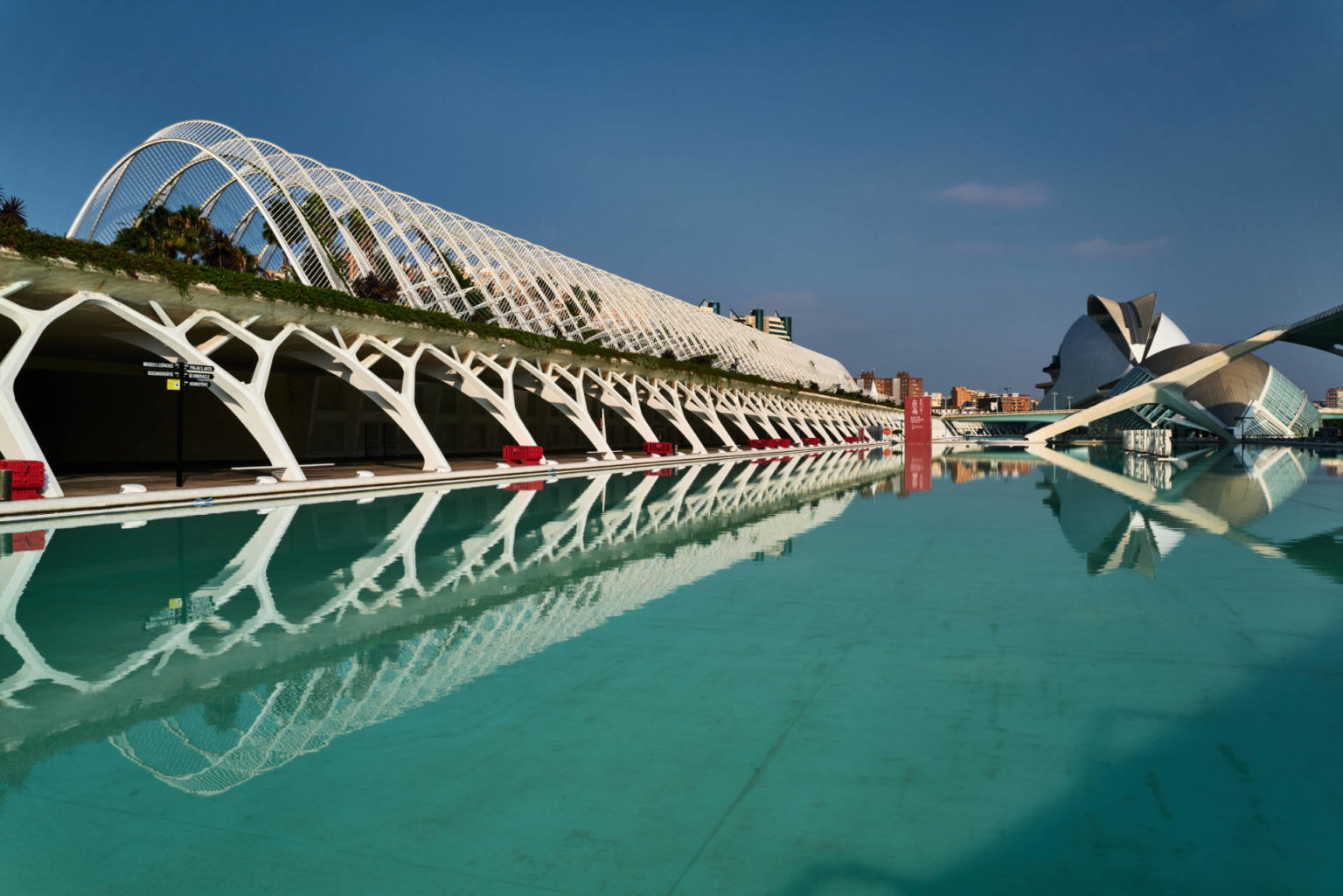 L’Umbracle Valencia – im Hintergrund El Hemisférico und Palau de les Arts Reina Sofía.