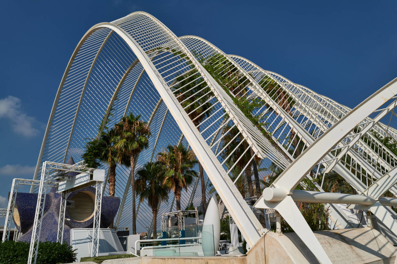 L’Umbracle Valencia – 55 stehende und 54 schwebende Bögen bilden das Dach.