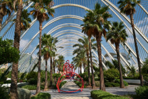 L’Umbracle Valencia – Palmen, Orangenbäume und andere heimische Pflanzen wachsen unter dem Sonnendach.