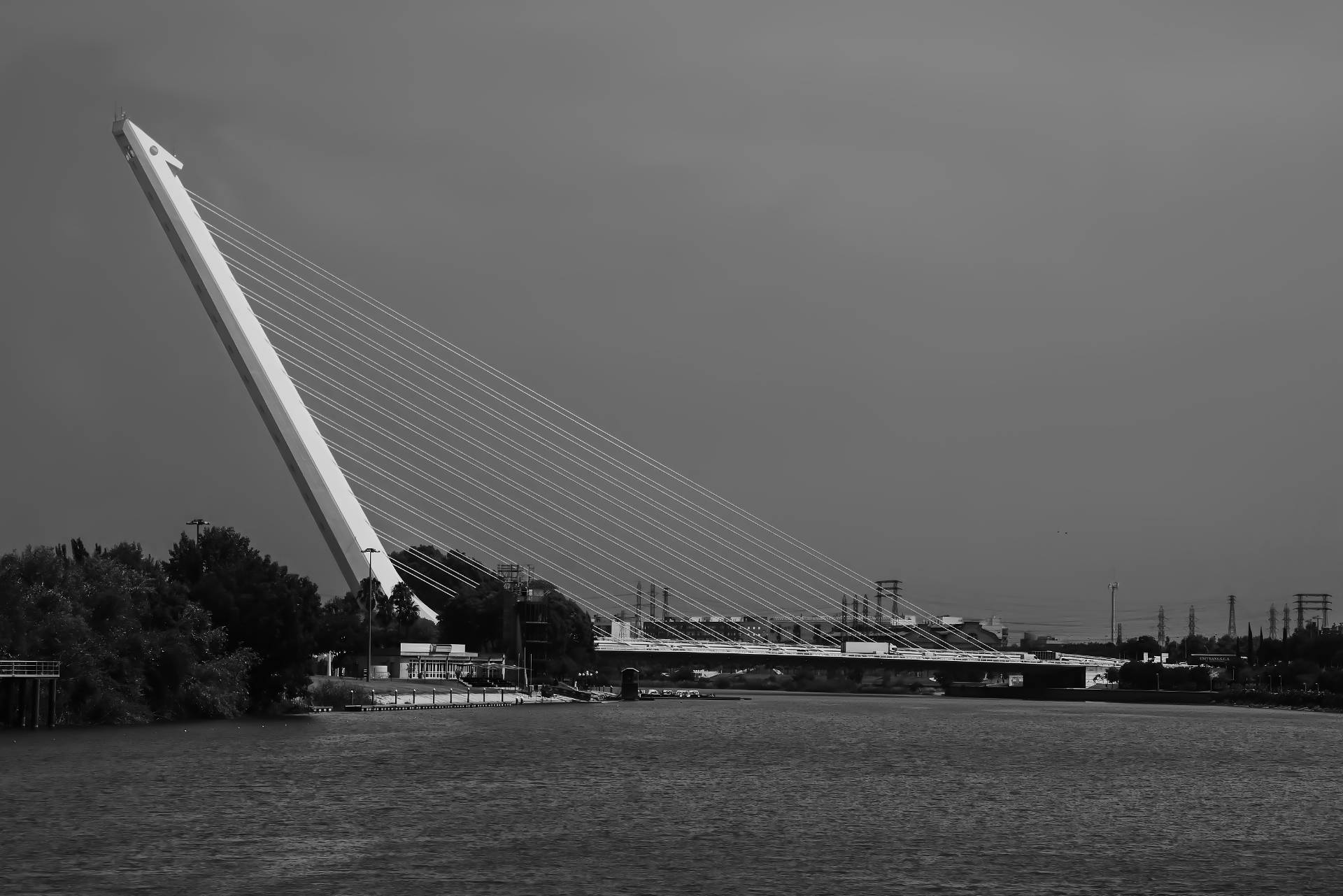 Die Puente del Alamillo über den Guadalquivir in Sevilla.