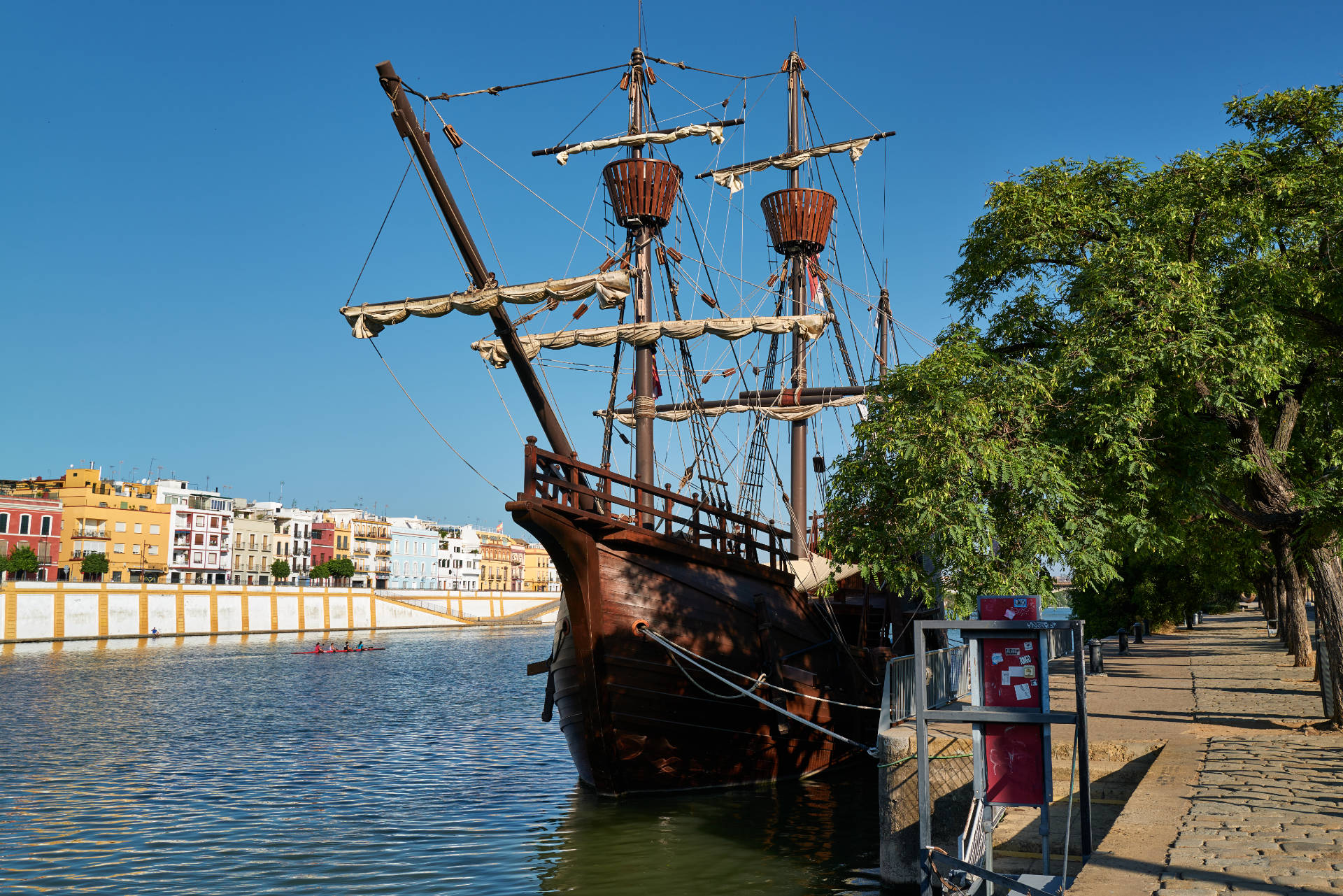 Rekonstruktion der Victoria von Fernão de Magalhães im Guadalquivir Sevilla.