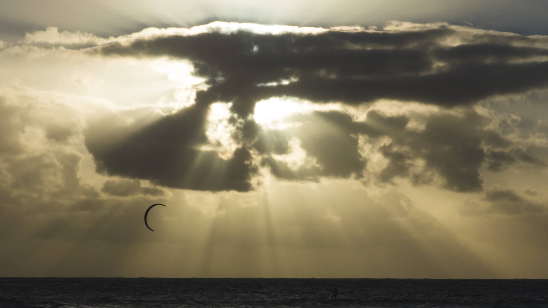 Alleine mit den Naturgewalten – Kitesurfen bei Sonneuntergang auf Fuerteventura.