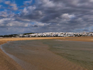 Der Strand von Conil de la Frontera am frühen Morgen.