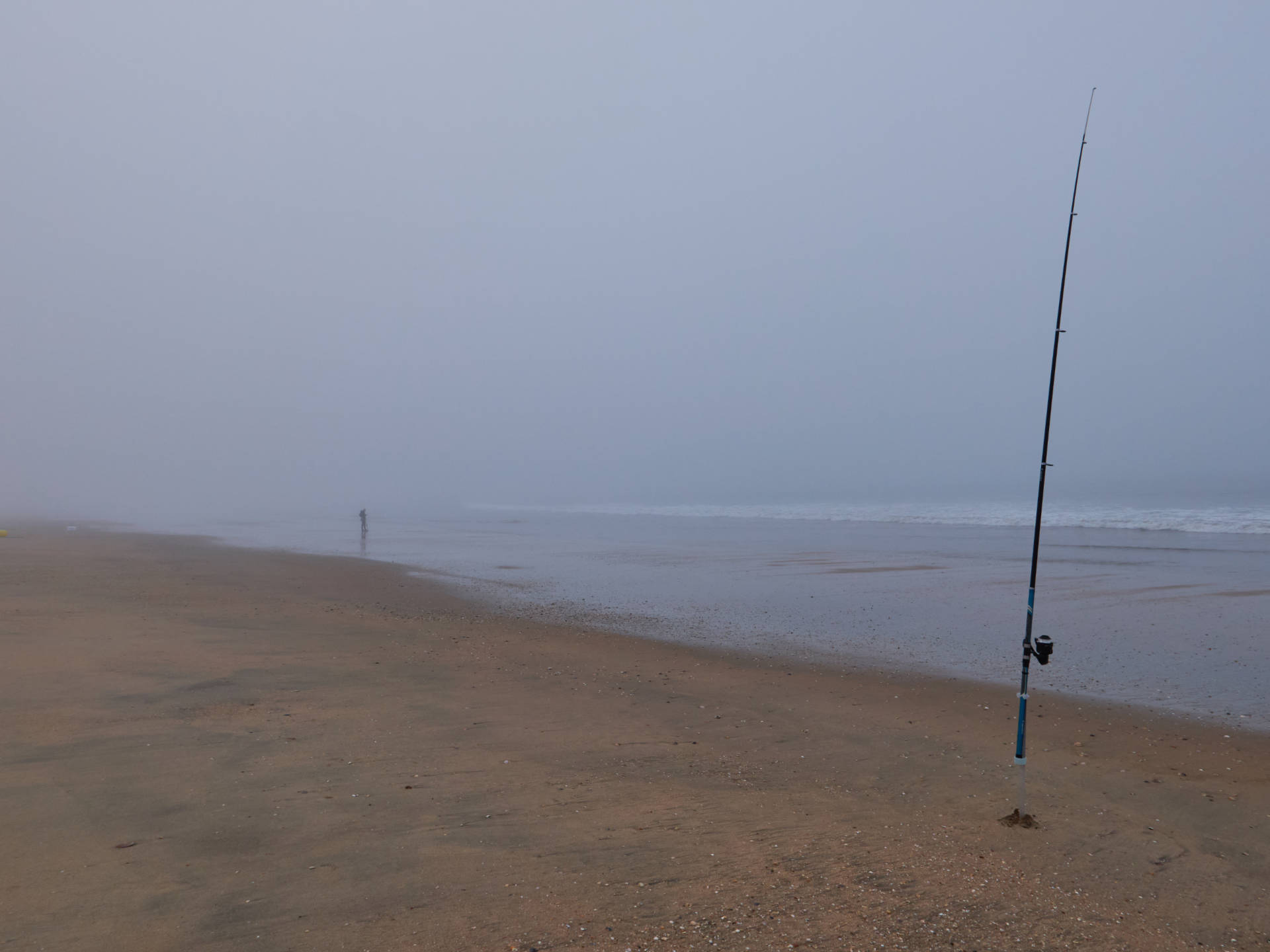 Ein einsamer Angler am Cala del Calé Punta Umbría.