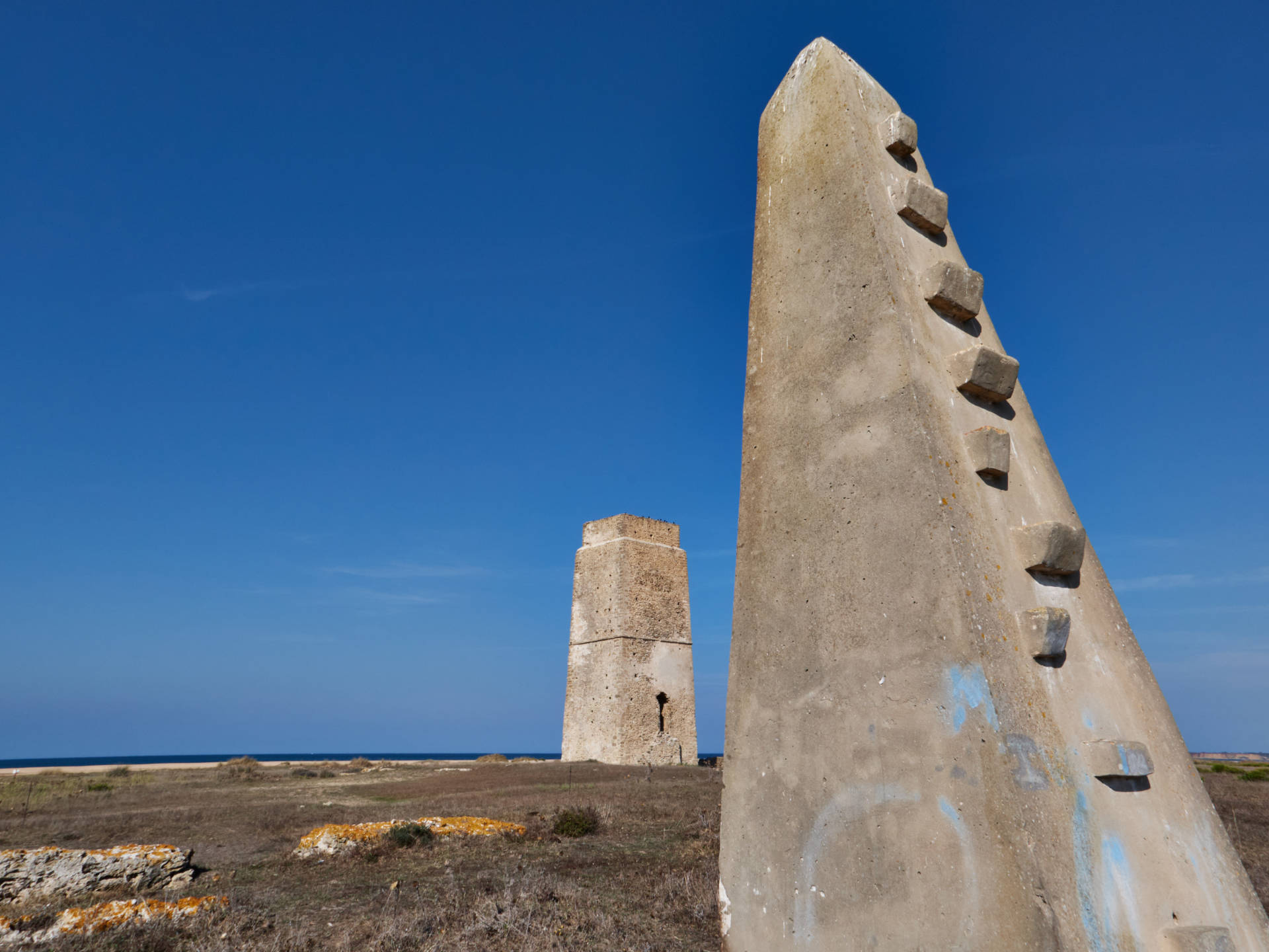 Poller am Torre de Castilnovo – Haltepunkte für die Netzleinen.