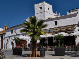 Der Plaza de Santa Catalina am Torre de Guzmán, Conil de la Frontera.