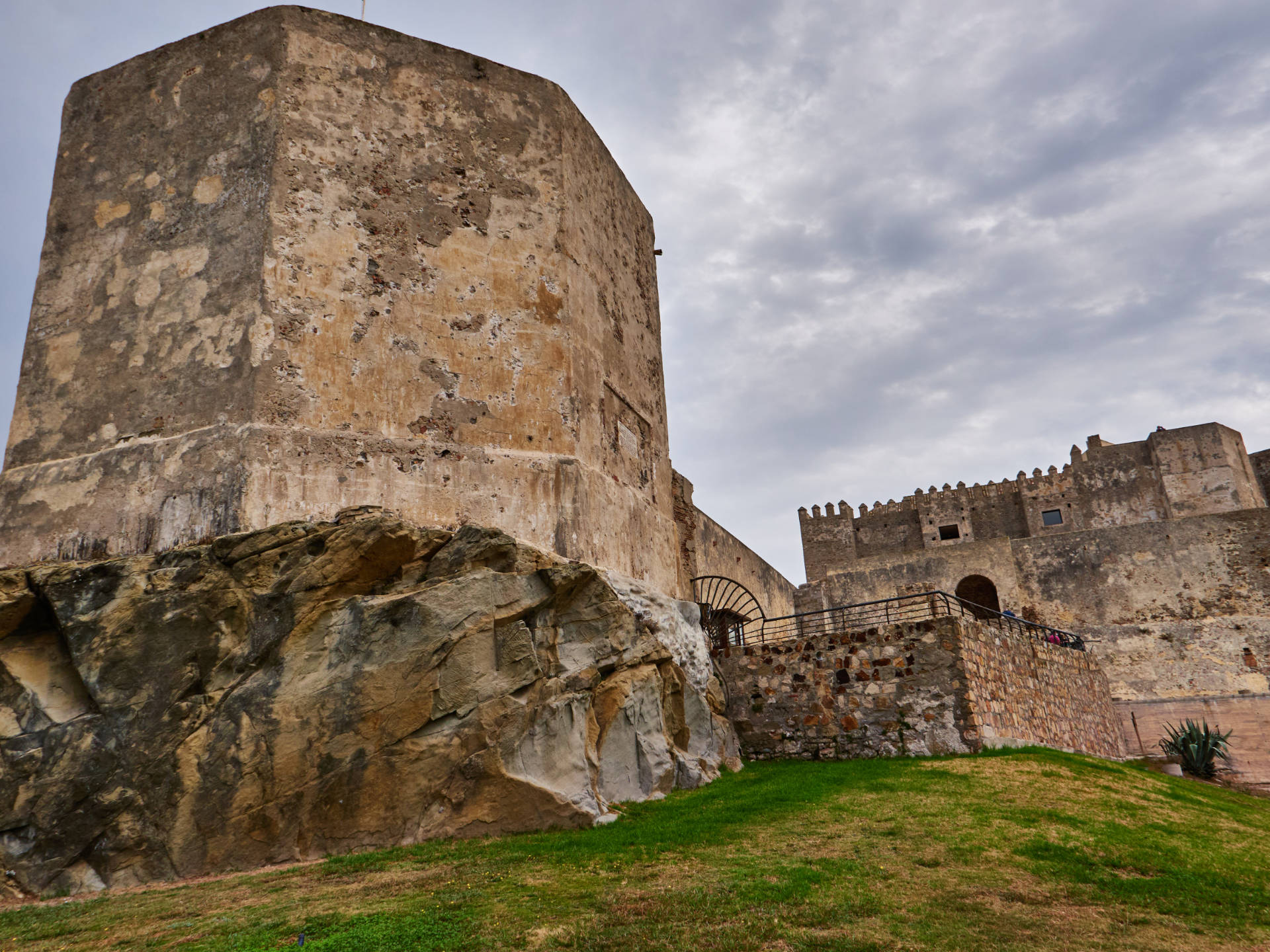 Torre albarrana de Guzmán el Bueno mit der Burg mit Castillo de Guzmán, Tarifa.