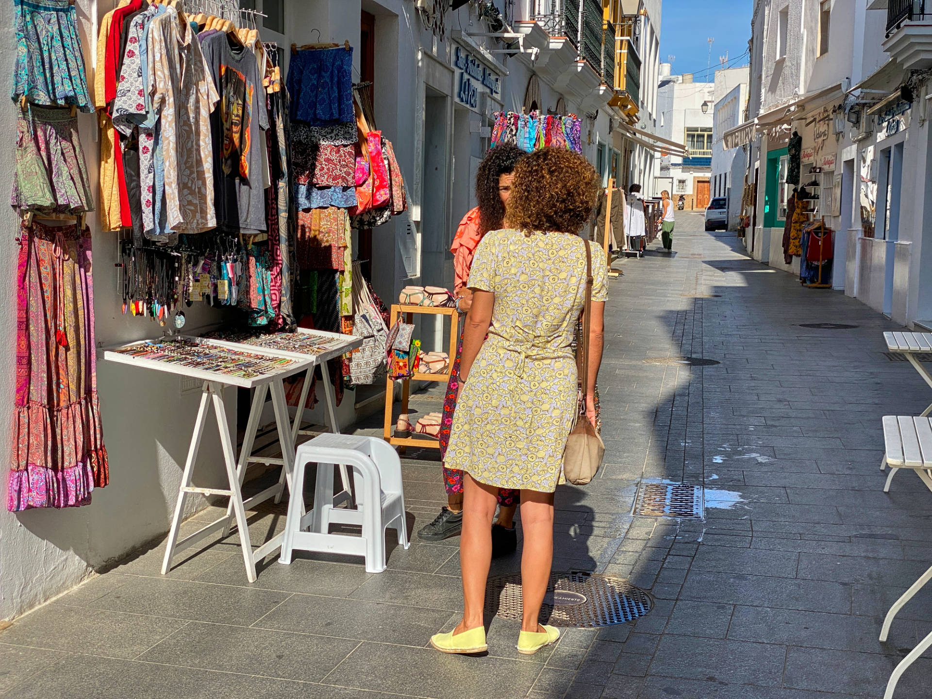 Calle de Cádiz, Conil de la Frontera – schöne Boutiquen sämen die Strasse.