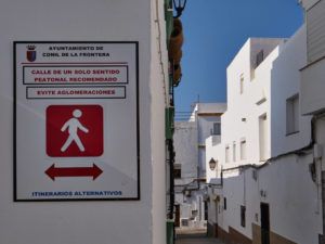 Calle de Cádiz, Conil de la Frontera – vor Stau in der Gasse wird gewarnt.