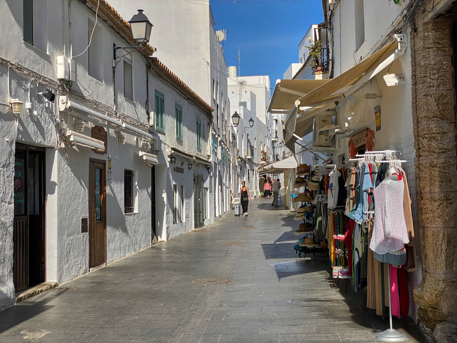 Calle de Cádiz, Conil de la Frontera – schöne Boutiquen sämen die Strasse.