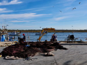 Fischer flicken ihre Netze – Muelle de la Cofradía Punta Umbría.