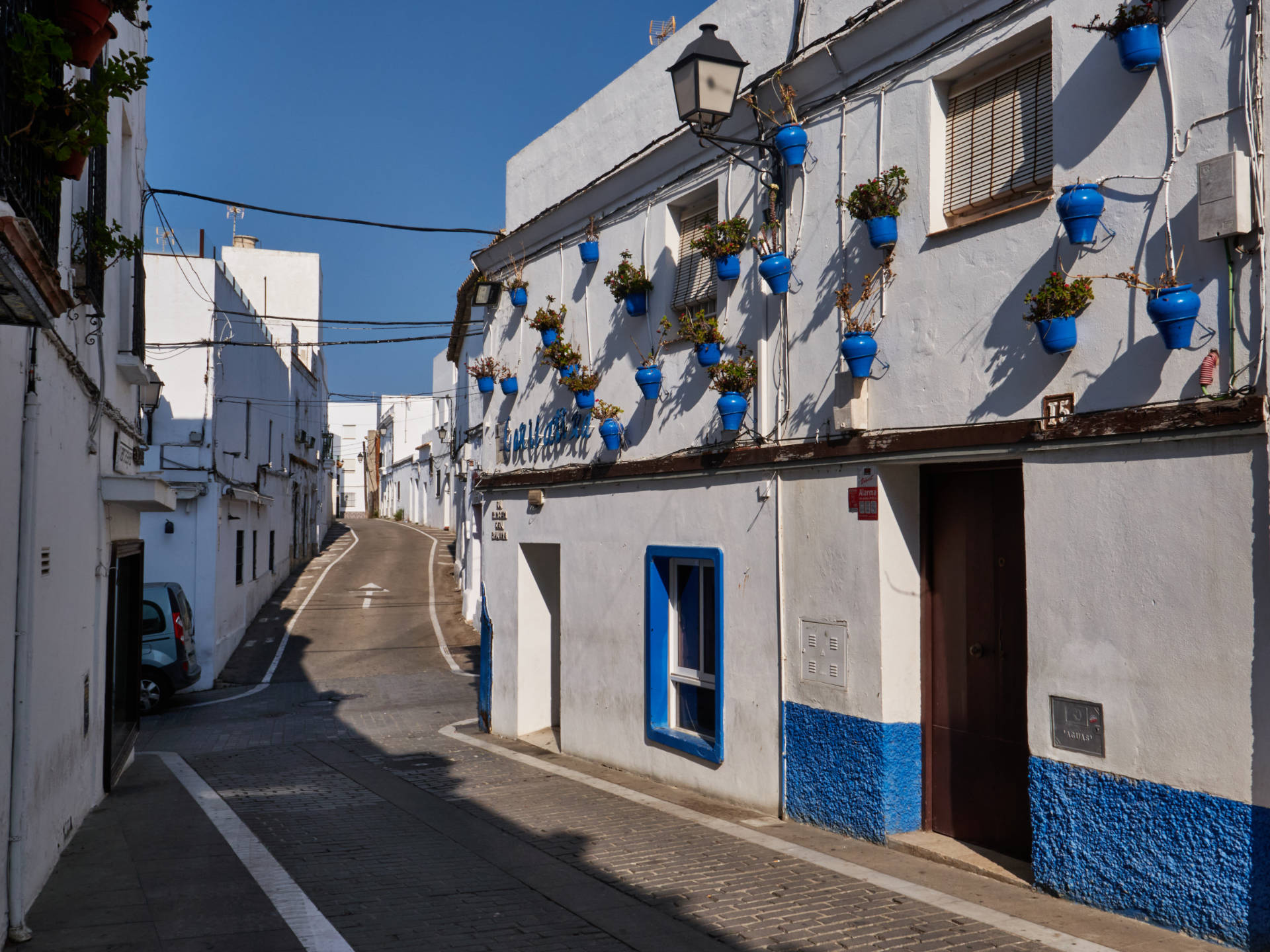 Ein Fischerhaus mit blau markiertem Fundament im Barrio de los Pescadores, Conil de la Frontera.