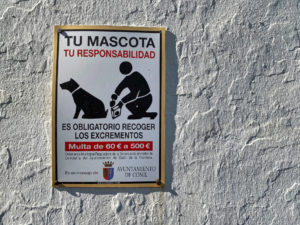 Hundstrümmer können in Spanien teuer werden – Schild am Plaza del Molino, Conil de la Frontera.