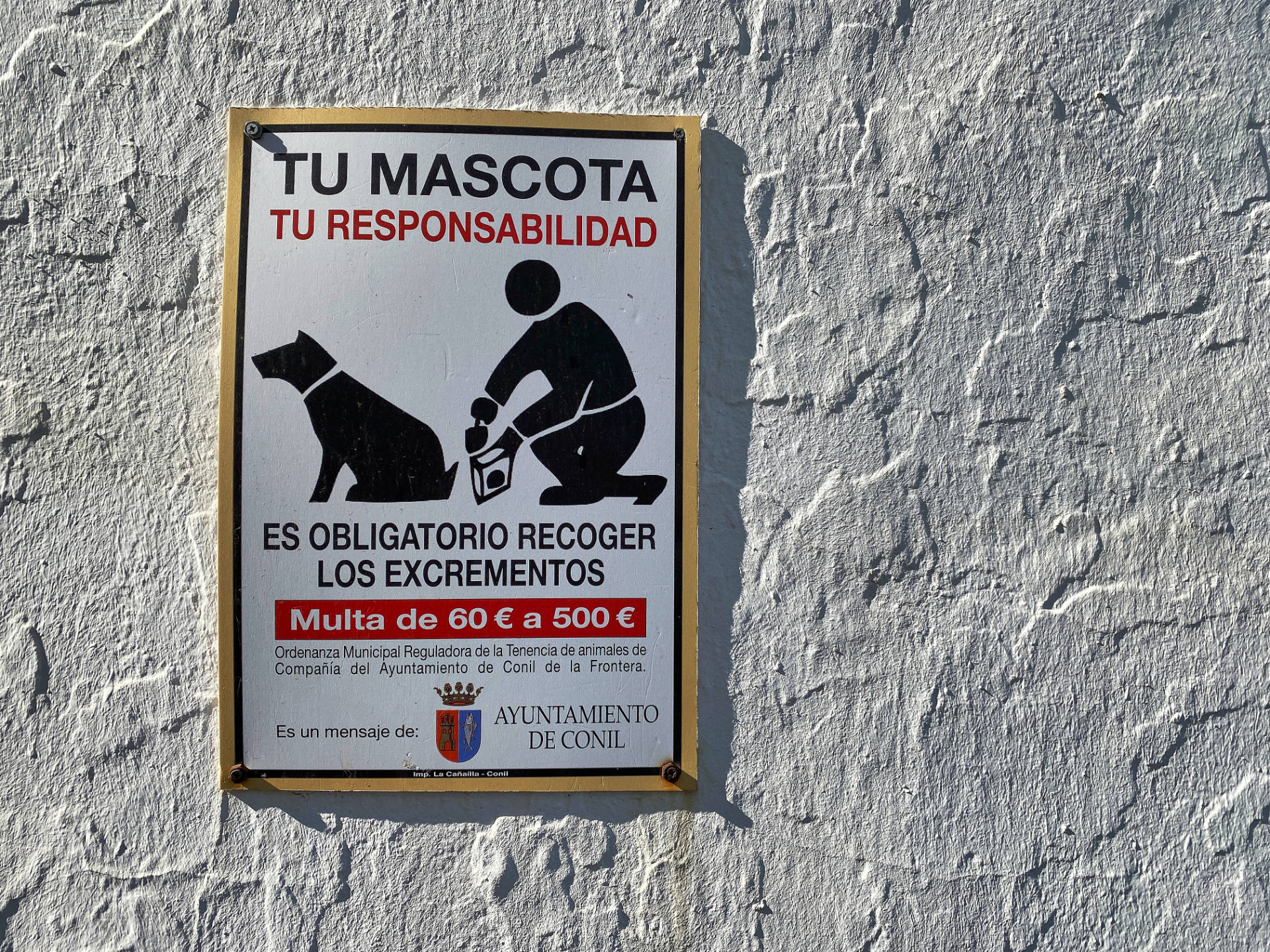 Hundstrümmer können in Spanien teuer werden – Schild am Plaza del Molino, Conil de la Frontera.