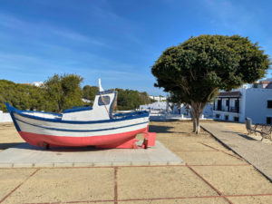 Fischerboot am Plaza de Molino im Barrio de las Flores, Conil de la Frontera.