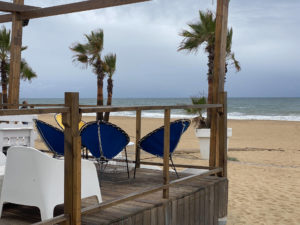 Die ersten Strandcafes warten auf Frühstücksgäste am Cala del Calé Punta Umbría.