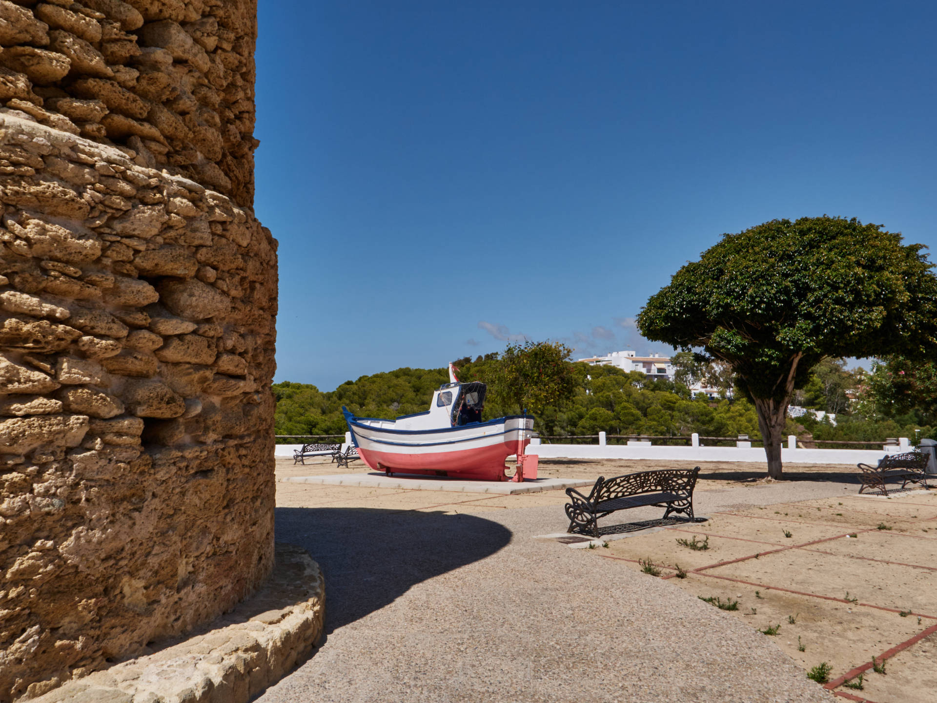 Mühle und Fischerboot am Plaza de Molino im Barrio de las Flores, Conil de la Frontera.