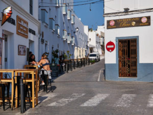 Cafés an der Puerta de la Villa in Conil de la Frontera.