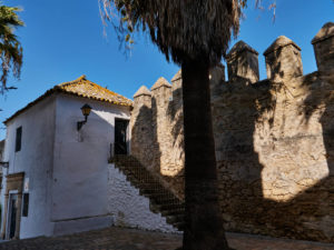Die mittelalterliche Stadtmauer von Vejer de la Frontera.