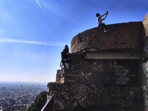 Ultimativer Ausblick auf Barcelona – die alten Flaktürme der Bunkers del Carmel aus dem Bürgerkrieg.