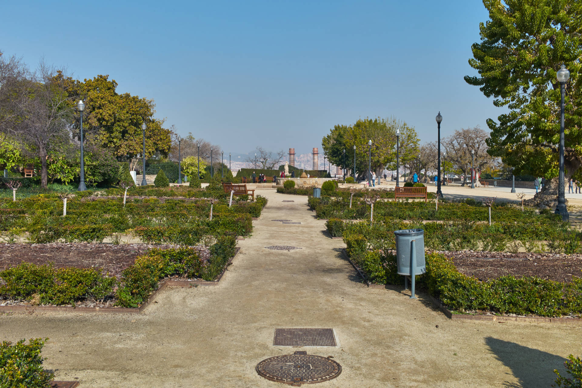 Barcelona – Parc del Mirador del Poble Sec in der Ferne die historischen AEG Schornsteine.