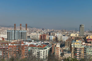 Barcelona – die historischen AEG Schornsteine vom Parc del Mirador del Poble Sec.