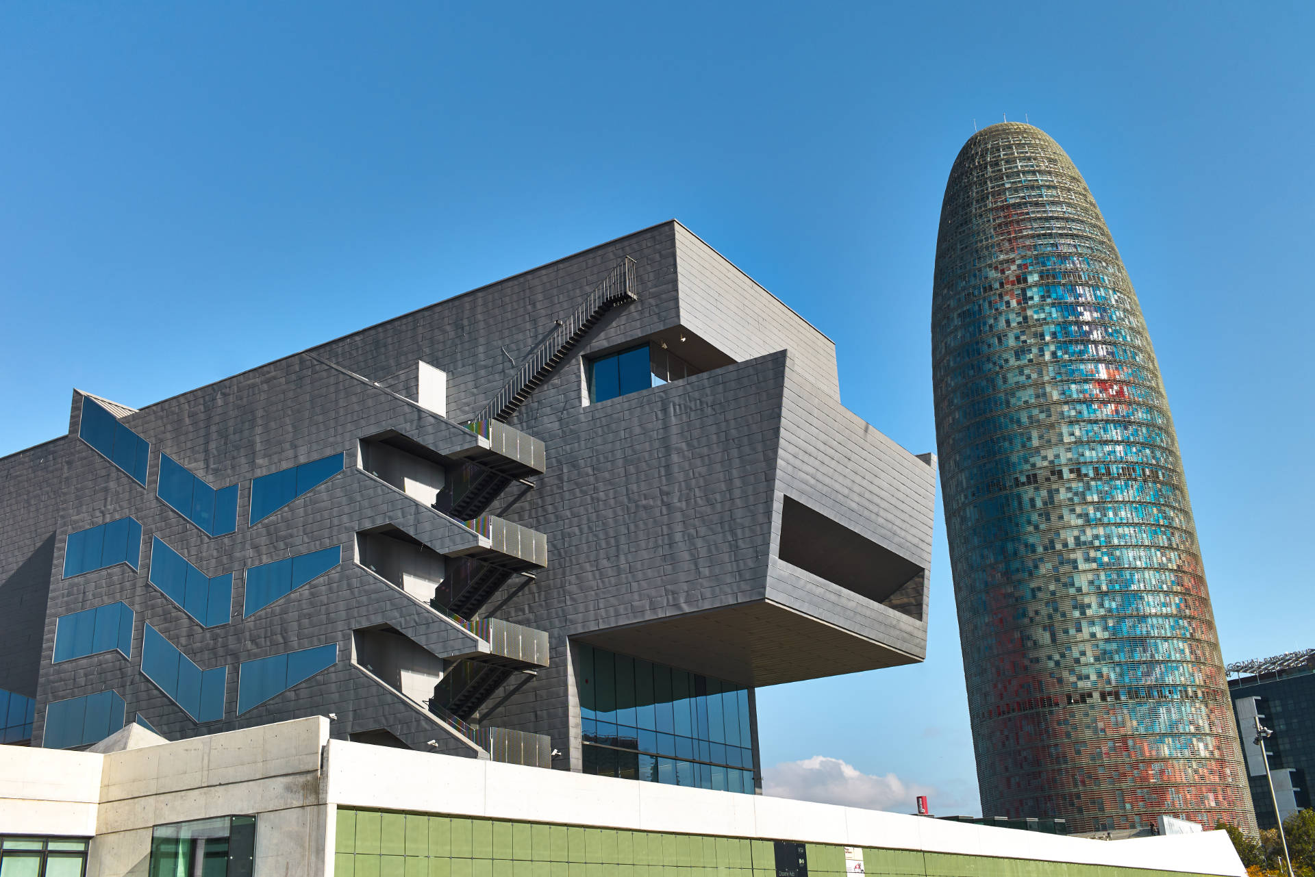 Barcelona – Museu del Disseny de Barcelona und Torre Agbar.