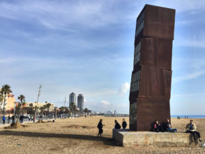 Barcelona – „L’estel ferit“ am Platja de Sant Miquel.