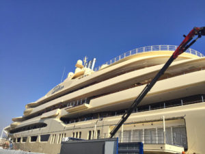 Barcelona – Port Vell, die Superyacht Dilbar.
