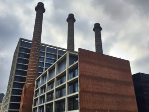 Barcelona – Fuerzas Electricas de Cataluña mit den drei historischen AEG Schornsteinen.