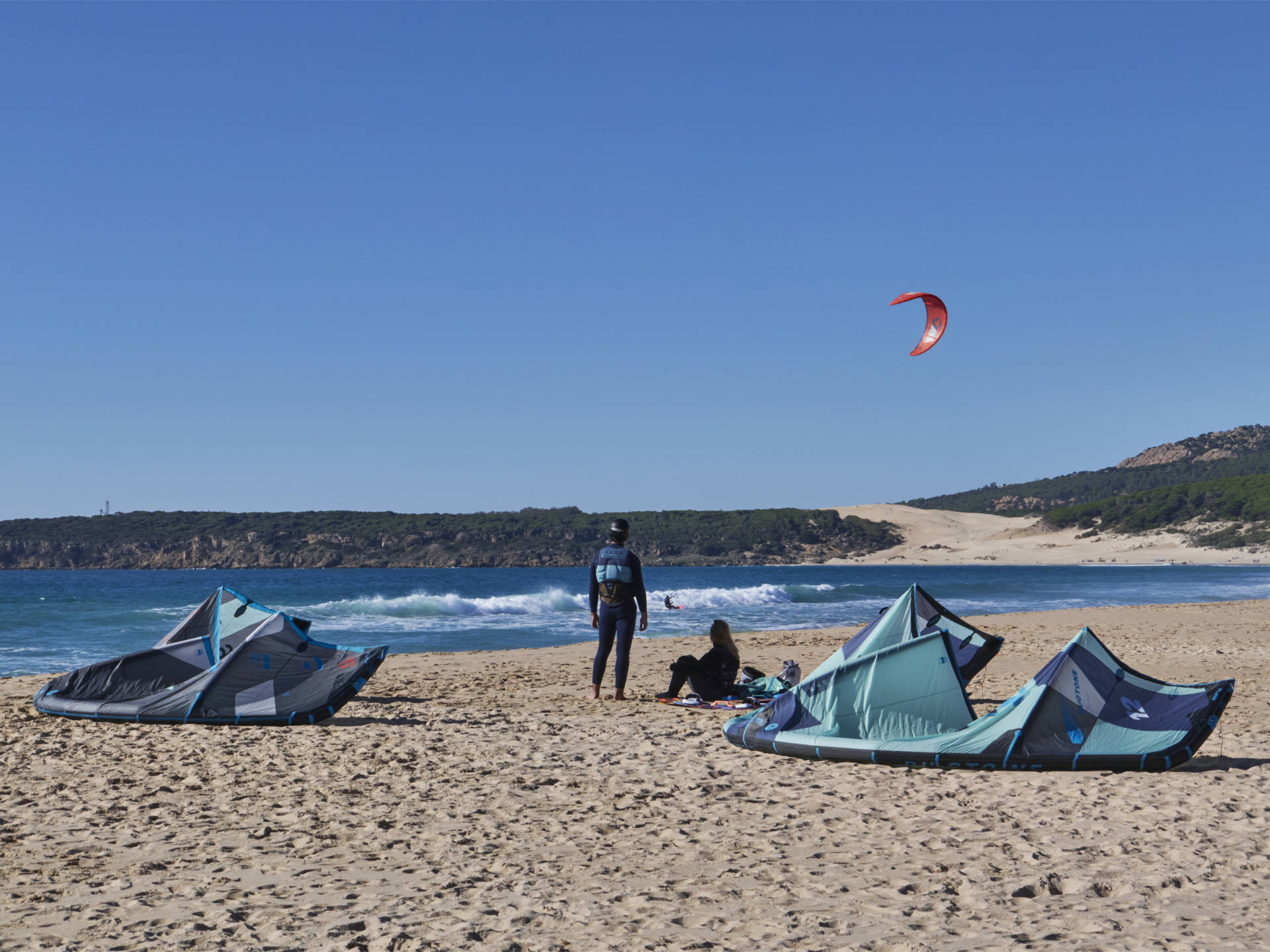 Kitesurfen am Playa de Bolonia nahe Tarifa zum Jahreswechsel.