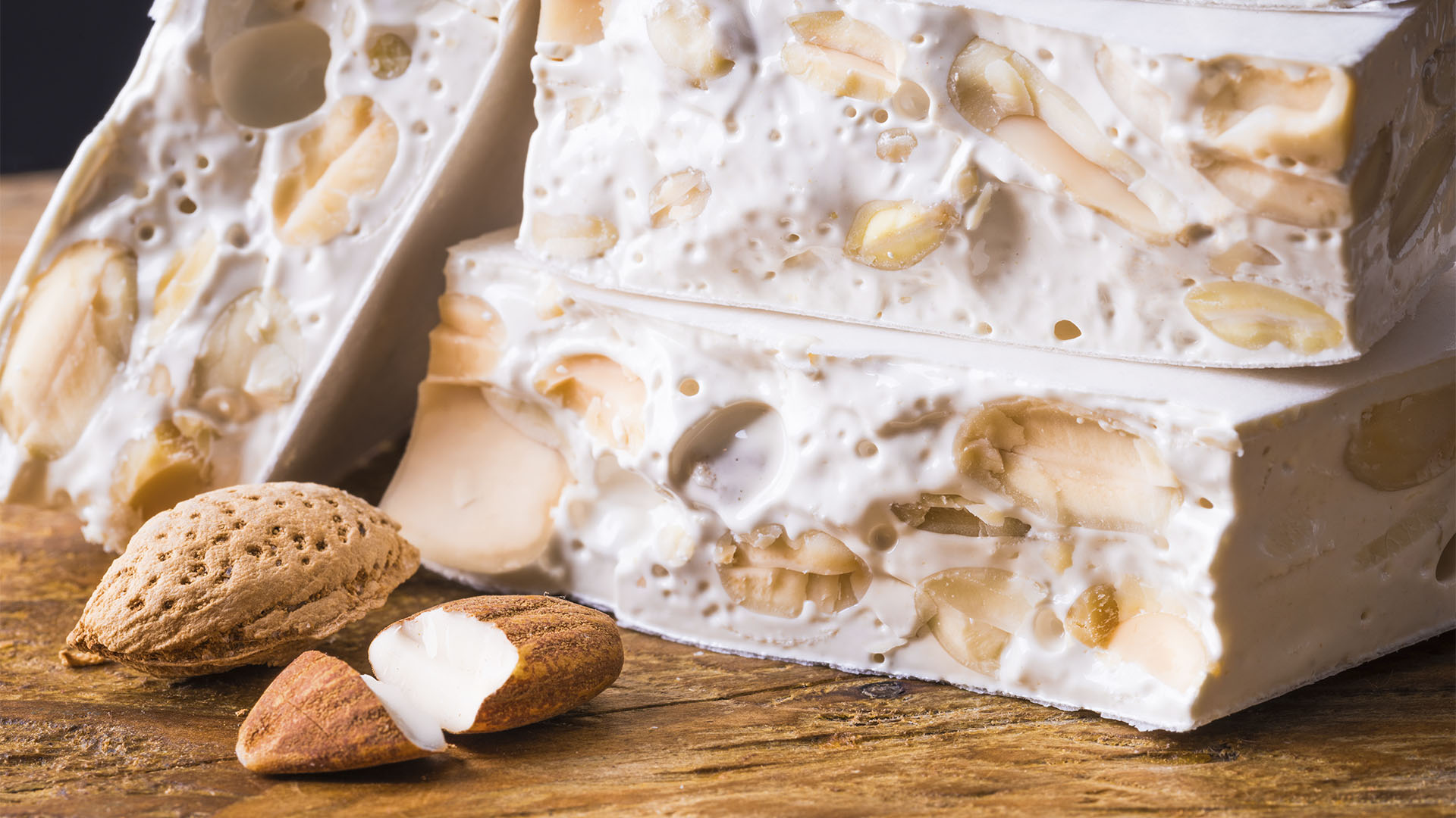 Klassischer Turrón duro mit ganzen Mandeln. (© istock)